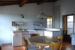 GrottiCountry house at Podere Noceto的厨房配有桌椅和水槽。