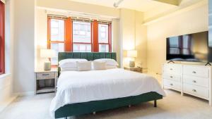 匹兹堡Landing - Modern Apartment with Amazing Amenities (ID1613X37)的一间卧室配有一张大床和电视