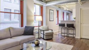 匹兹堡Landing - Modern Apartment with Amazing Amenities (ID1613X37)的客厅配有沙发和桌子