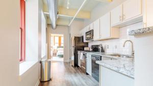 匹兹堡Landing - Modern Apartment with Amazing Amenities (ID1613X37)的厨房配有白色橱柜和不锈钢冰箱
