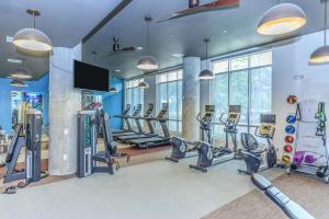 休斯顿Downtown Houston Cozy Queen Suite的大楼内带跑步机和有氧器材的健身房