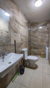非斯Ibraimo的一间带水槽和卫生间的浴室