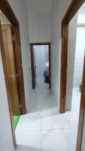 非斯Ibraimo的走廊设有两个开放式门,一间房间