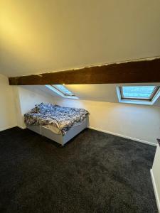 哈德斯菲尔德Huddersfield house的一间设有床铺的卧室,位于带窗户的房间内