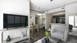 Landing - Modern Apartment with Amazing Amenities (ID1003X719)的休息区