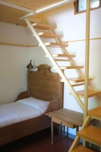 GrottiCountry house at Podere Noceto的一间卧室设有双层床和木制楼梯。