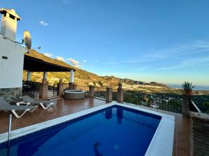 弗里希利亚纳Villa en Frigiliana con piscina, jacuzzi y espectaculares vistas的美景别墅 - 带游泳池