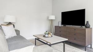 温哥华Landing - Modern Apartment with Amazing Amenities (ID5126X43)的带沙发和电视的客厅