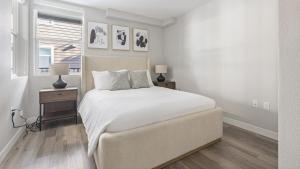 温哥华Landing - Modern Apartment with Amazing Amenities (ID5126X43)的一间白色卧室,配有床和2个床头柜