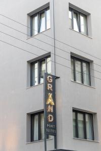 塞萨洛尼基Grand Port Suites的建筑物一侧的标志
