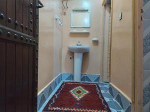 梅尔祖卡Nomad Bivouac的一间带水槽的浴室和一间带地毯的卫生间