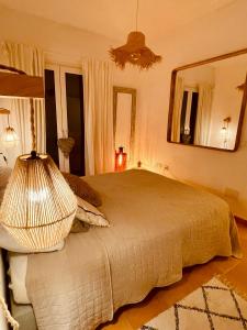 卡拉菲格拉Can Somni - Appartement bohème, zen et chic avec piscine的一间卧室配有一张大床和大镜子