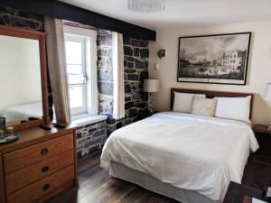魁北克市奥博度索酒店的一间卧室设有一张大床和一个窗户。