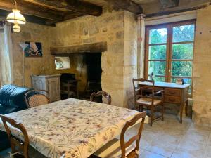 Veyrignac埃斯佩兰斯河度假屋的一间带桌子和壁炉的用餐室