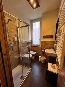 斯培西亚塔沃纳梅塔罗宾馆的带淋浴、卫生间和盥洗盆的浴室