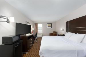 查塔努加Stay 2Night Chattanooga Hamilton Place的配有一张床和一台平面电视的酒店客房