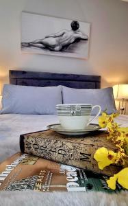 温彻斯特Central Winchester Serviced Apartments的床上的咖啡桌和碗