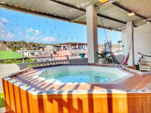 阿约拉港Suite Familiar en Puerto Ayora的房屋甲板上的热水浴池