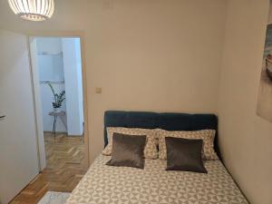 波扎雷瓦茨Apartman Odmor012的一间卧室配有一张带蓝色床头板和枕头的床。