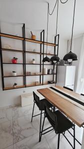塞萨洛尼基Think Home, exploring the center of Thessaloniki的用餐室配有木桌和黑椅子