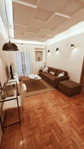 塞萨洛尼基Think Home, exploring the center of Thessaloniki的客厅配有沙发和桌子