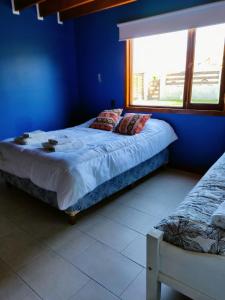 埃尔卡拉法特My home 2的蓝色的卧室设有床和窗户