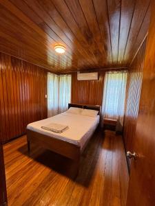 太平洋港Sunset View-Villa的一间小卧室,船上配有一张床