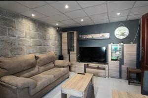 Esteiro-MurosO Portelo的带沙发和平面电视的客厅