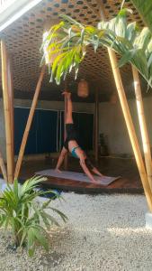 邦劳因托伊旅舍的一名在瑜伽垫上做瑜伽姿势的女人