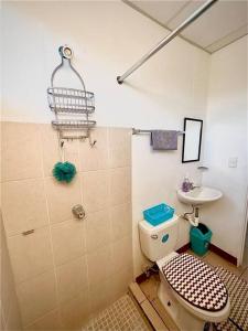 马那瓜Hidden Gem的一间带卫生间和水槽的浴室
