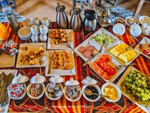 梅尔祖卡Merzouga Tents © Official的一张桌子上放着许多盘子的食物