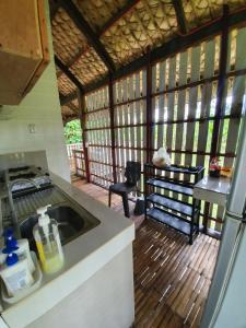 ManiwayaIslas Moriones Beach Resort的厨房配有水槽和台面