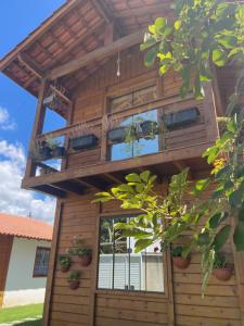 ItapemirimMillicent Residence - Chalet Milly e Chalet Iris - Itaoca Praia - ES的树屋,上面设有阳台