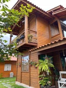 ItapemirimMillicent Residence - Chalet Milly e Chalet Iris - Itaoca Praia - ES的木屋内设有阳台