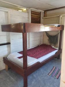 蓬塔戈尔达Schmidt’s Natures Way Guesthouse的小房间设有一张木制双层床