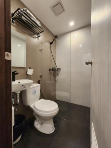 ManiwayaIslas Moriones Beach Resort的一间带卫生间和玻璃淋浴间的浴室