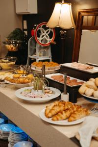 奥克兰奥克兰市酒店 - 霍布森街的餐桌上摆放着食物和糕点