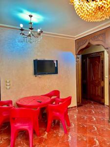 Maḩallat al BurjLuxury 5 star apartment with rooftop, security的一间设有红色桌子和红色椅子的用餐室