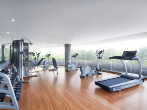当格浪宜必思风格雅加达机场酒店的健身房,里面设有许多健身器材
