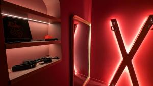 圣克洛德Mountain Love的红色的房间,设有镜子和红色的墙壁