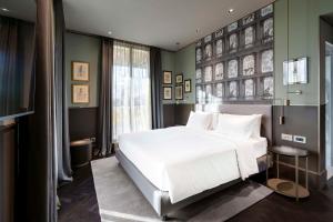 罗马Radisson Collection Hotel, Roma Antica的卧室设有白色的床和大窗户