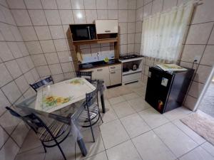 波梅罗迪Casa Jardinada的小厨房配有桌椅