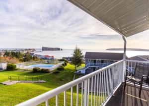 佩尔塞勒米拉奇酒店 的从房子的阳台上可欣赏到水景