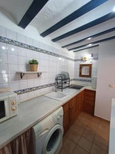 乌贝达La Casita的厨房配有水槽和洗衣机