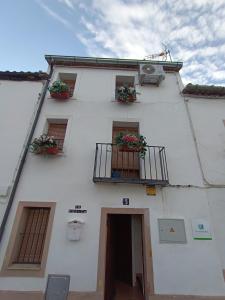 乌贝达La Casita的白色的建筑,窗户上装有花盒
