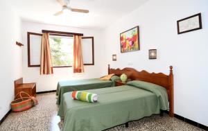 卡拉达沃拉塞瓦旅馆的一间卧室设有两张绿色的床和窗户