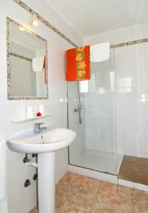卡拉达沃拉塞瓦旅馆的一间带水槽和淋浴的浴室