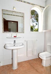 卡拉达沃拉塞瓦旅馆的白色的浴室设有水槽和卫生间。