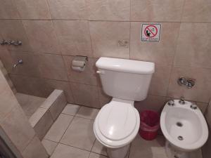 布宜诺斯艾利斯Hotel Manzanares Plaza的浴室配有卫生间、淋浴和盥洗盆。