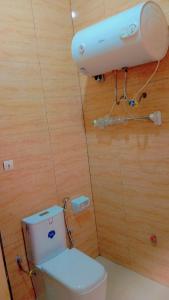 科托努Timba chiclieu的木墙浴室设有卫生间